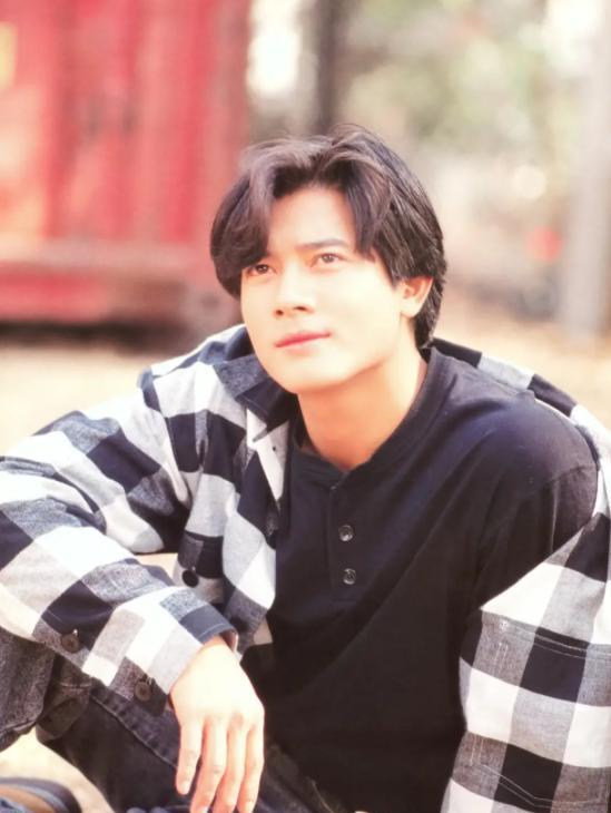 郭富城|天王郭富城被路人偶遇吃火锅，狼吞虎咽不拘小节，头发凌乱很邋遢