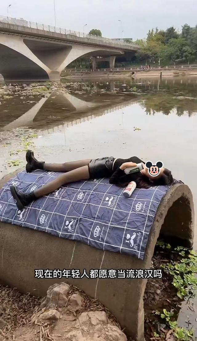 |父母催婚，女子躺在河边借酒消愁，钓鱼男表示愿意委屈自己！