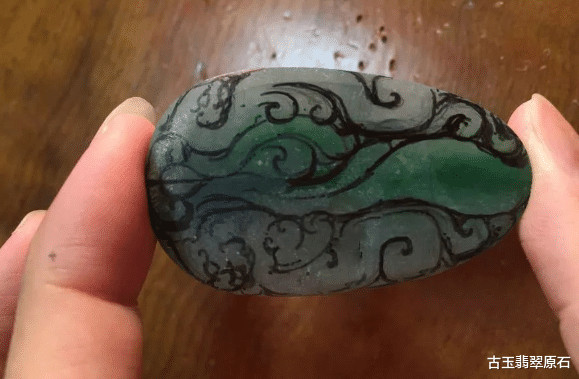 翡翠|大哥花8000淘到的一块翡翠小料,切开之后进色化色,做件稳回本的原石!