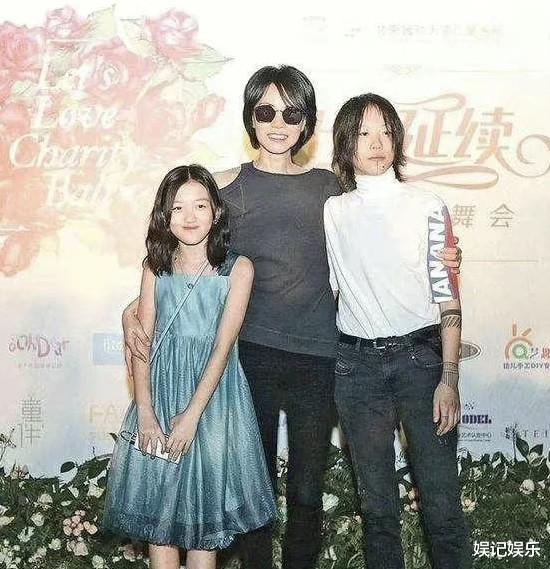 李嫣|李亚鹏再婚生子后,女儿李嫣穿衣风格变火辣,晒母女油画照有深意