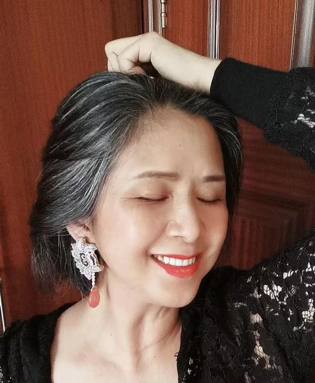 50岁的女人，护肤建议多涂2霜1精华，润白皮肤，用和不用差距大