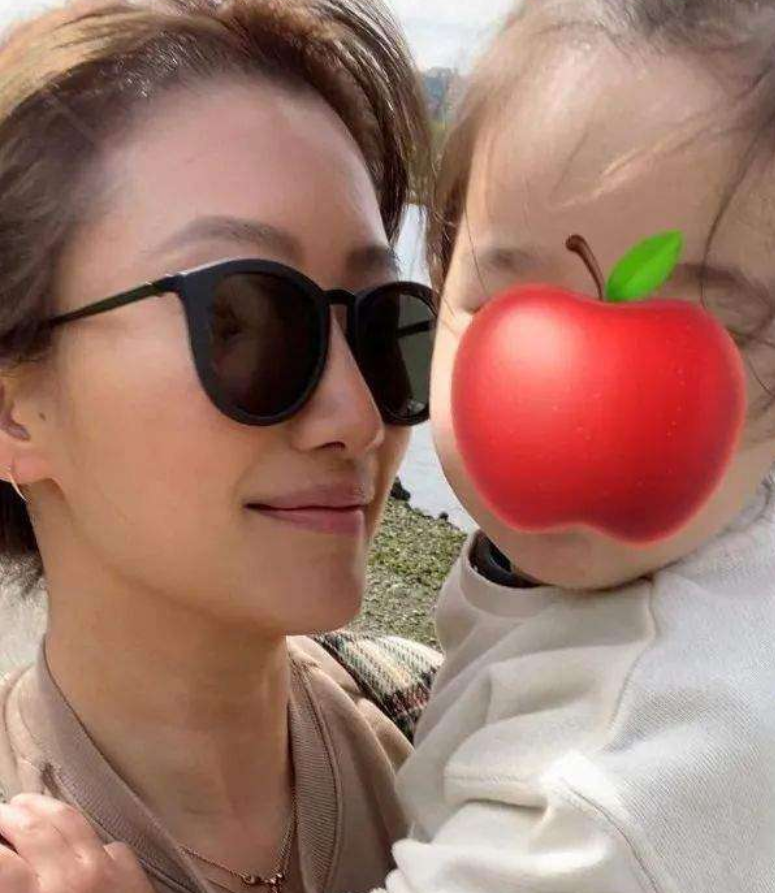 谢婷婷|谢婷婷：风流堪比谢贤，39岁不结婚，未婚生女让谢贤愧疚难当