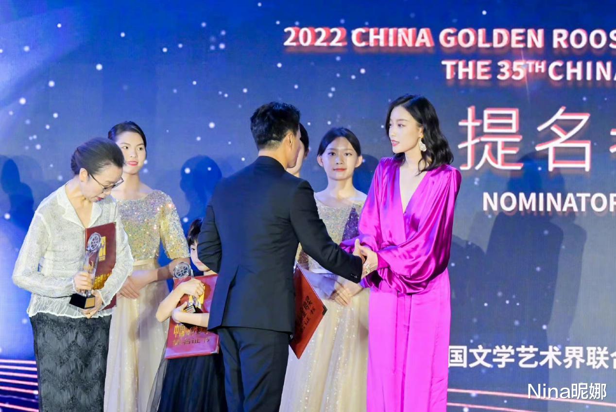 倪妮|倪妮真是为大场面而生!穿睡衣风长裙走红毯似女王,老戏骨奚美娟太寒酸