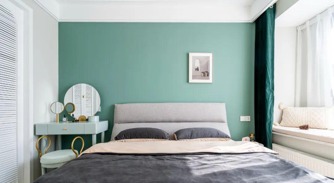 床头这样设计,连床头柜都省了,真是太好用了!