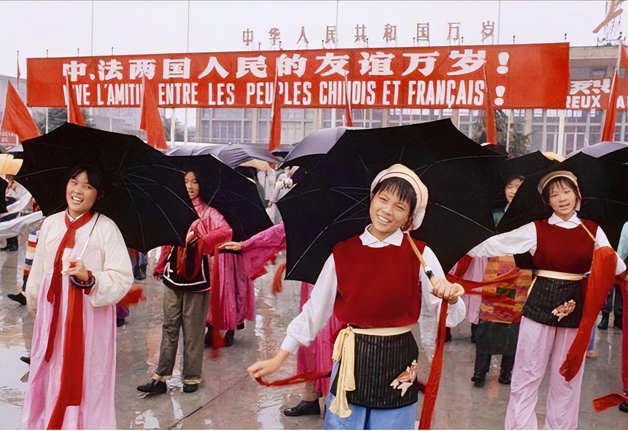 法国摄影师镜头下1980年的中国:那时人们笑容淳朴,贫富差距很小