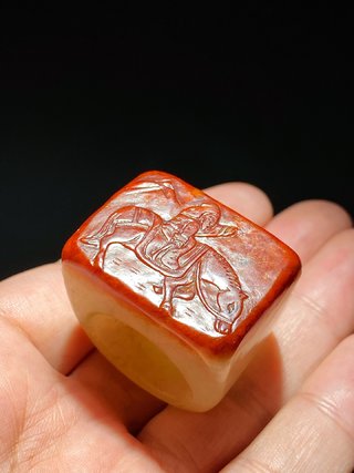 和田玉籽料|明 和田玉籽料留皮 红沁 胡人骑马 马蹄形 扳指 把件