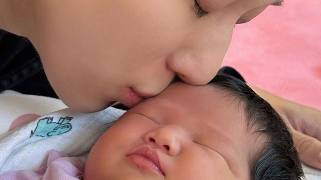 钟嘉欣|钟嘉欣三胎得女！女儿正脸曝光发量惊人，体重6斤7两脸蛋胖嘟嘟