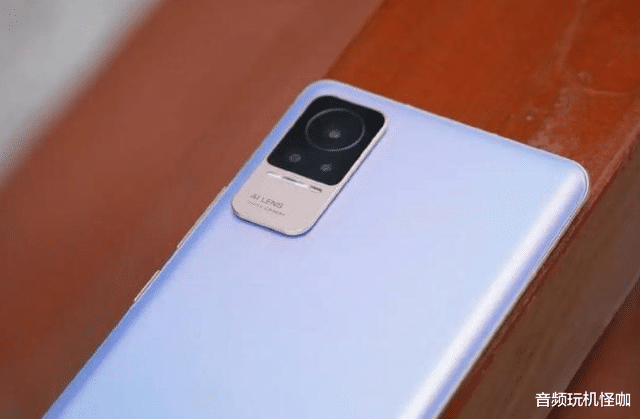 红米手机|两台中端旗舰对比，都是实力范，但是其中一台因舆论而遭挫败