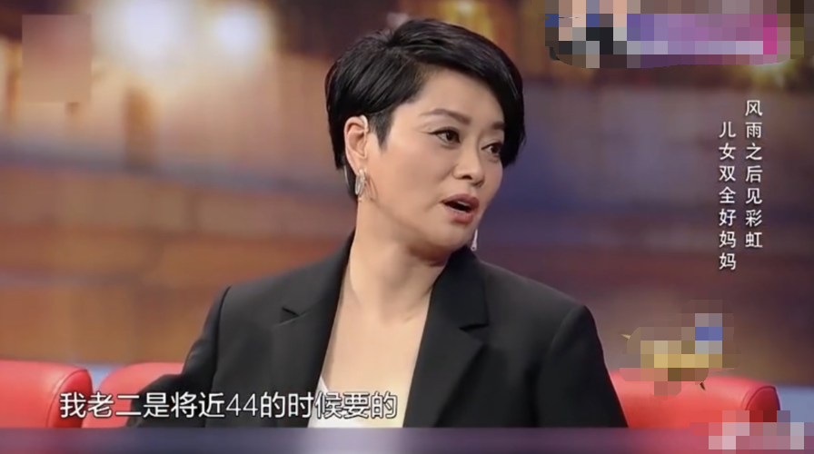 毛阿敏|毛阿敏重展笑颜，庆功宴上推杯换盏作风豪放，丧夫两月整个瘦一圈