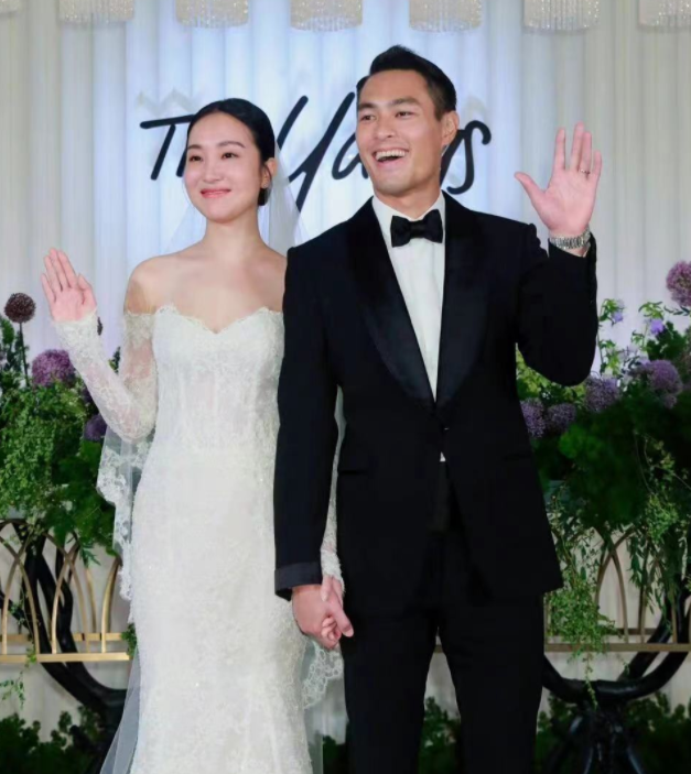 杨祐宁|46岁林心如参加杨祐宁婚礼，拎20万爱马仕包，黑色礼服裙大秀美腿