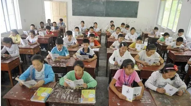 陕西汉中,11岁女孩雯雯因在女同学家住宿过夜,结果被父亲用树枝疯狂抽打