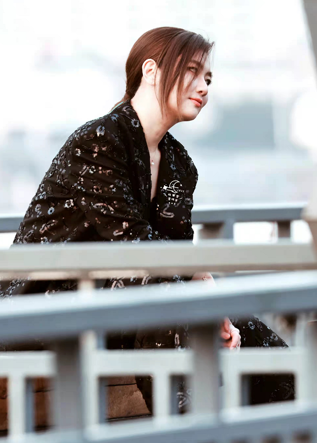 Selina|Selina拿冰墩墩走红毯！穿西装藏不住大妈身材快胖成球，苍老好多