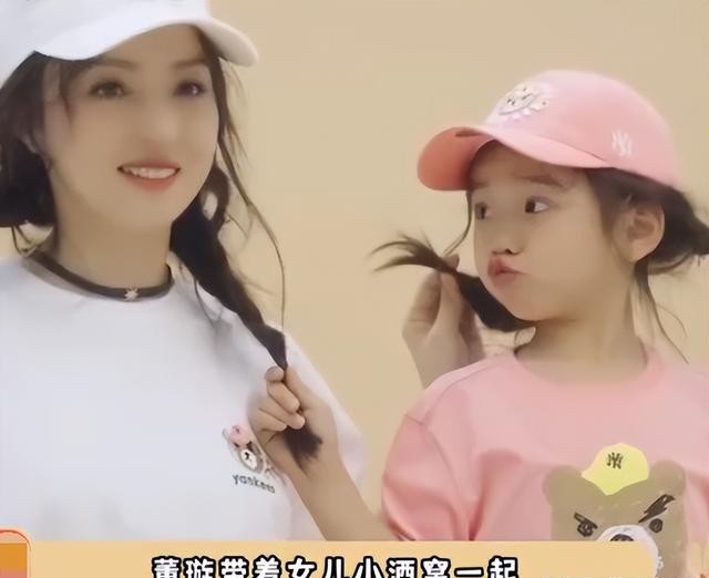 董璇带上她6岁的闺女去电影拍摄民国服装乖巧可爱