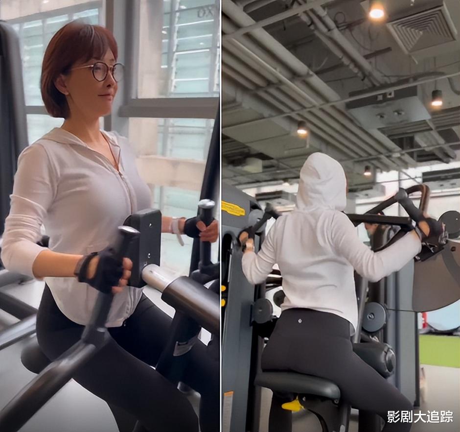 牛莉|48岁牛莉太懂生活!在家跳舞胸前露大片风景,脖子上还戴超长项链