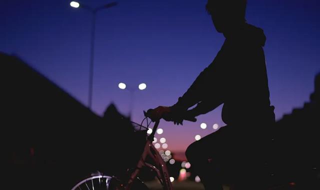 回顾:3名男子半夜闯民宅,女子吓得不敢吱声,后续如何了?
