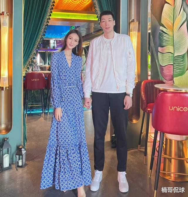 任骏飞|任骏飞缺席赵继伟婚礼！回老家开球馆，娇妻开婴儿车儿子骑他脖子上