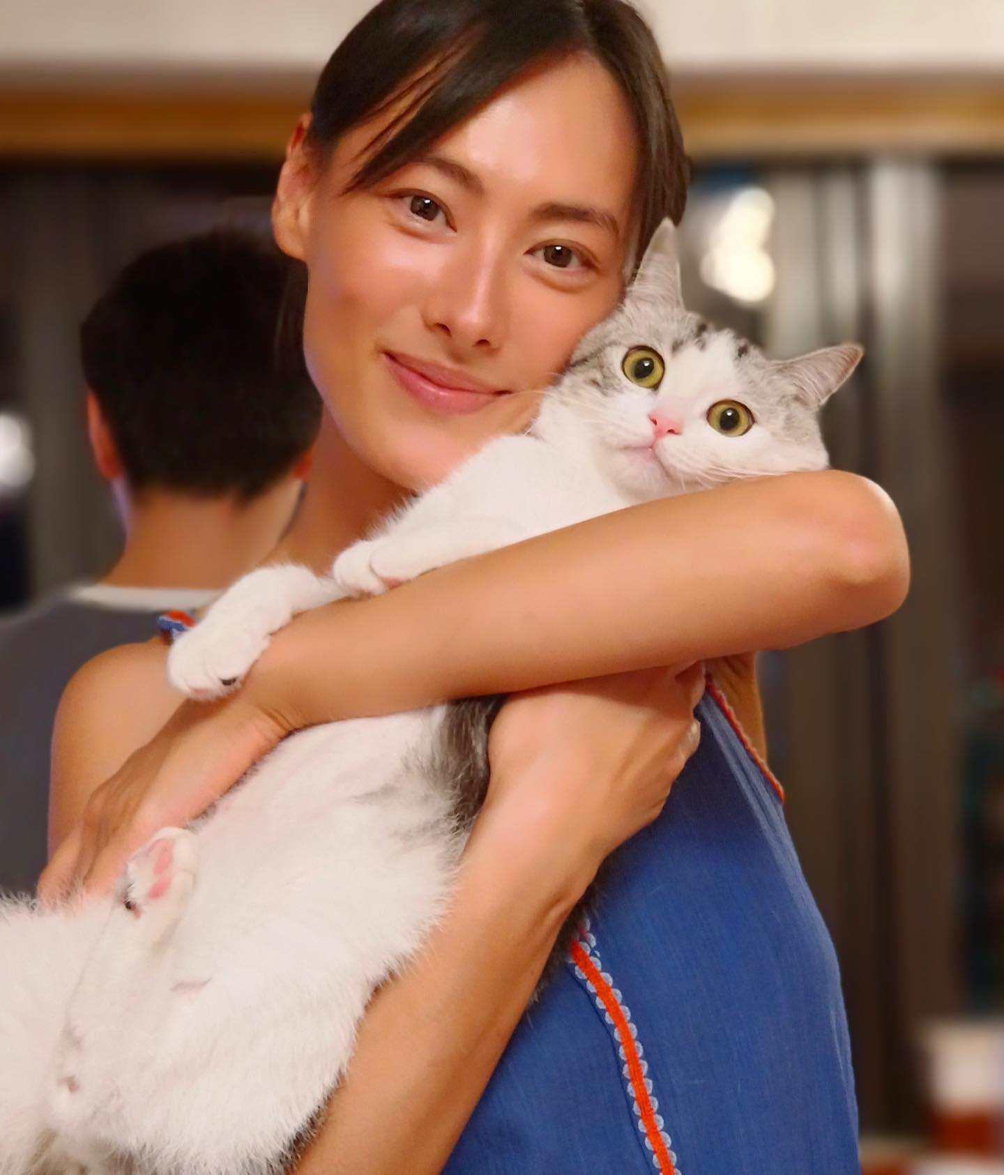 梁洛施|梁洛施素颜如少女，大儿子身高暴涨，住在李泽楷的豪宅里，日子过得很滋润。