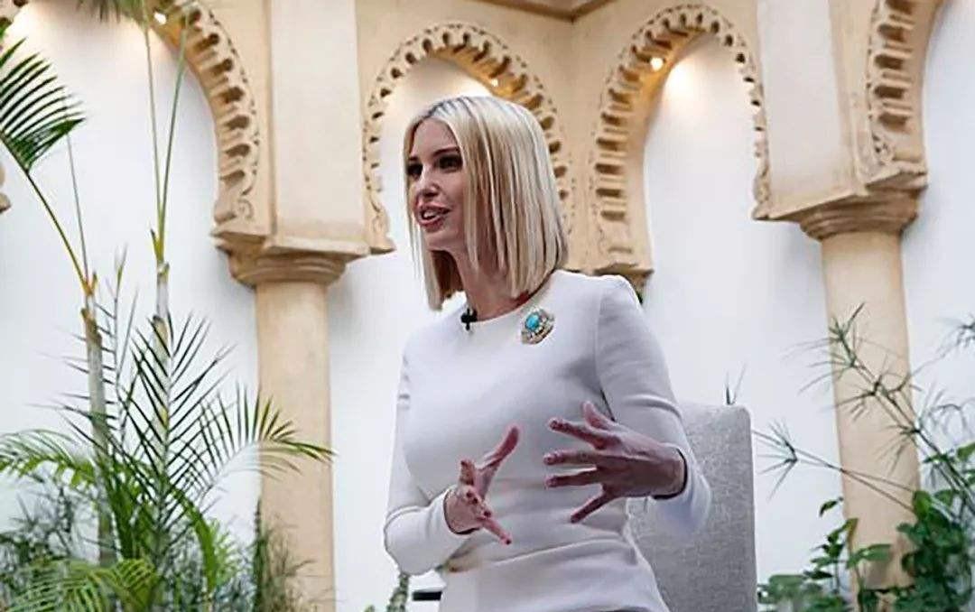 伊万卡|41岁伊万卡穿纯白健身裤,大长腿惹眼,腰臀曲线比卡戴珊美得真实