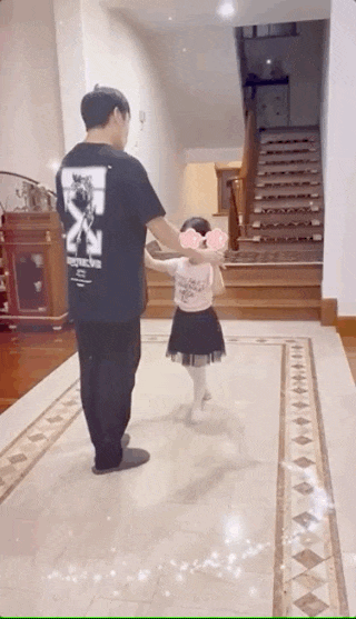 伊能静|伊能静晒隔离日常,秦昊陪女儿跳舞,上海别墅客厅曝光敞亮温馨