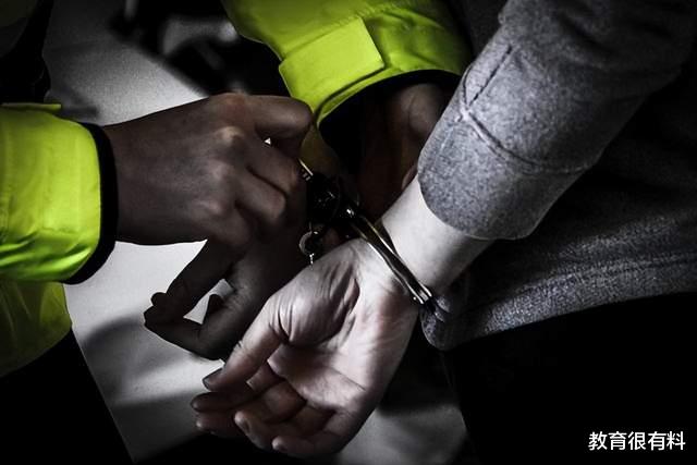 上海一高校男生女厕所偷拍被抓,校方回应,当事人透露更多细节