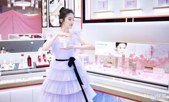 刘亦菲|不愧是全球代言人！刘亦菲穿改良西装高调上线，路人随拍侧颜绝美