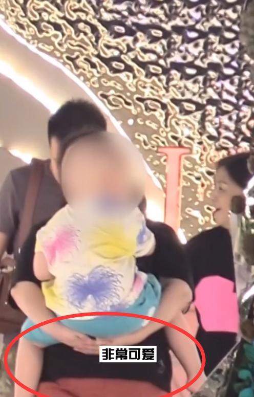 王琦|沈腾曝婚变后,老婆王琦抱儿子公开露面,腹部凸起明显被猜怀二胎