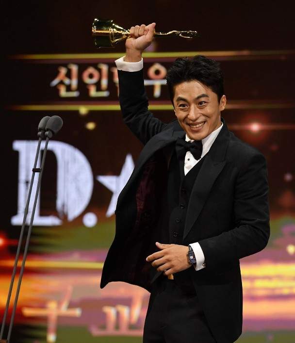 金高银|韩国青龙电视大赏:李政宰金高银封视帝视后,允儿性感亮相抢风头