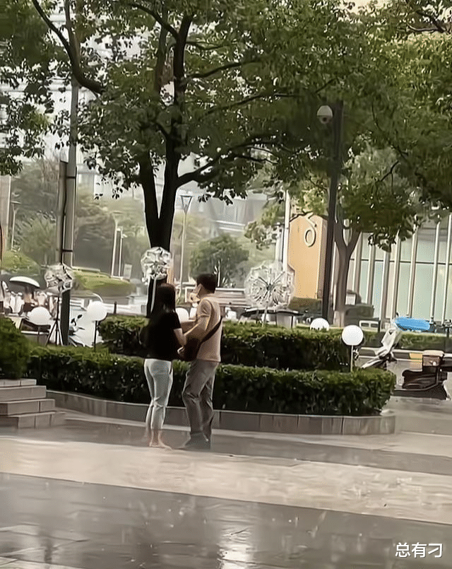 男子当上门女婿被数落白吃白喝,决意离开,妻子冒雨来挽留