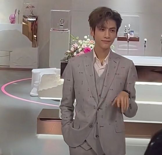 郑罗茜|沈阳：罗云熙商场参加活动，三层楼都被站满，“羡慕现场的姐妹”