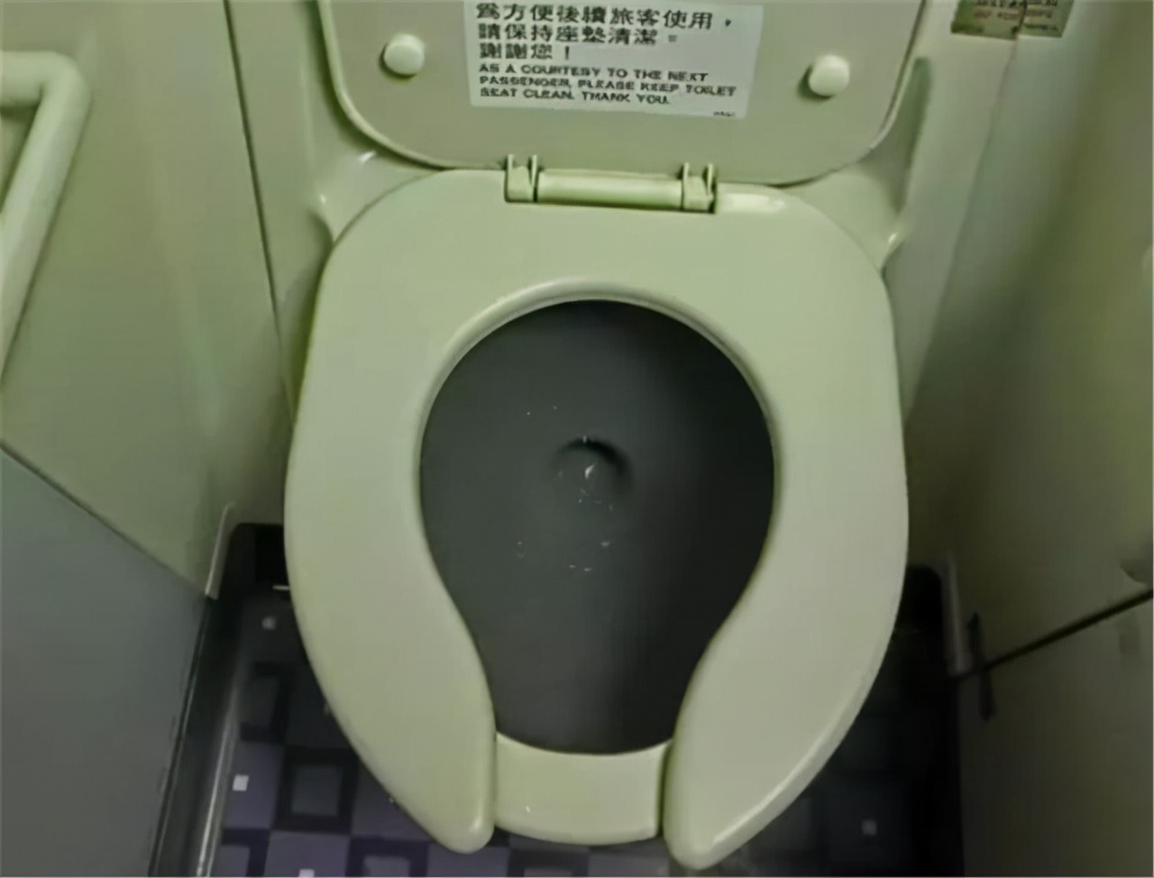 为什么美国的马桶盖上有个缺口?难道是中外有别?这个设计好独特