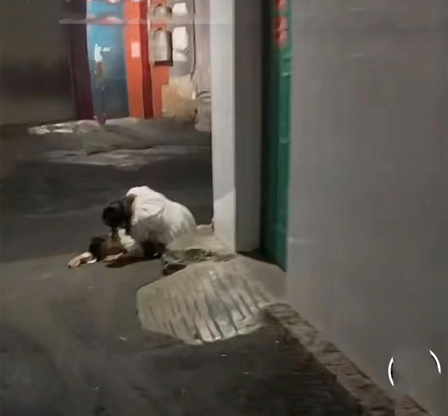 广西一女孩经常喝醉酒，被朋友吐槽就会逞能，每次都喝得躺地上