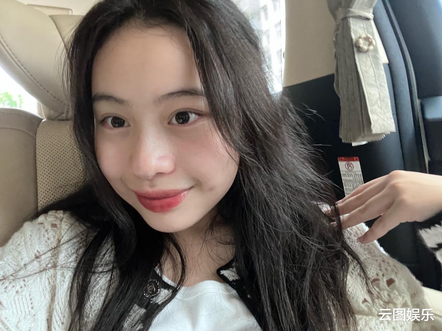 甘比|甘比14岁女儿近照!穿近3万元外套吃鱼子酱,名牌化妆品摆一桌