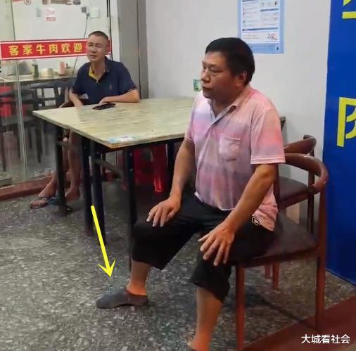 福建两男子吃饭后闹事,怀疑老板偷换他的鞋:跟王思聪同款很值钱