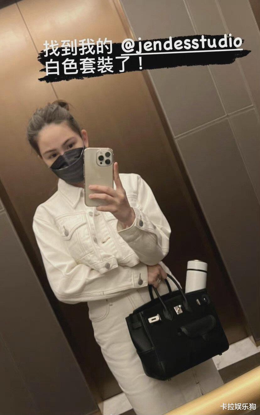 昆凌|昆凌出月子晒自拍,四肢纤细惹人羡慕,用包遮肚子,女明星也不自信