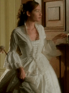 茜茜公主|新版《茜茜公主》中最惊艳的10条裙子：低调的奢华，不比老版的差 。