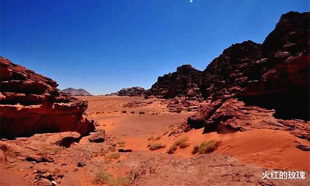世界上最奇怪的农场,从300米深的地下取水,却是存在于沙漠上