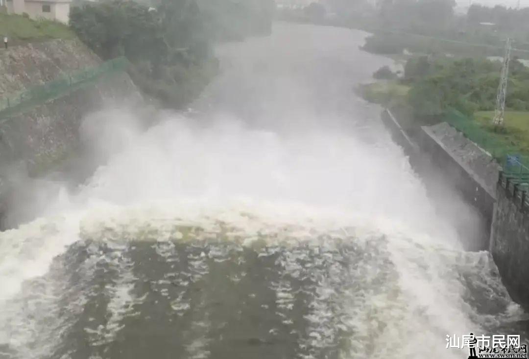 震撼!公平水库泄洪壮观场面…