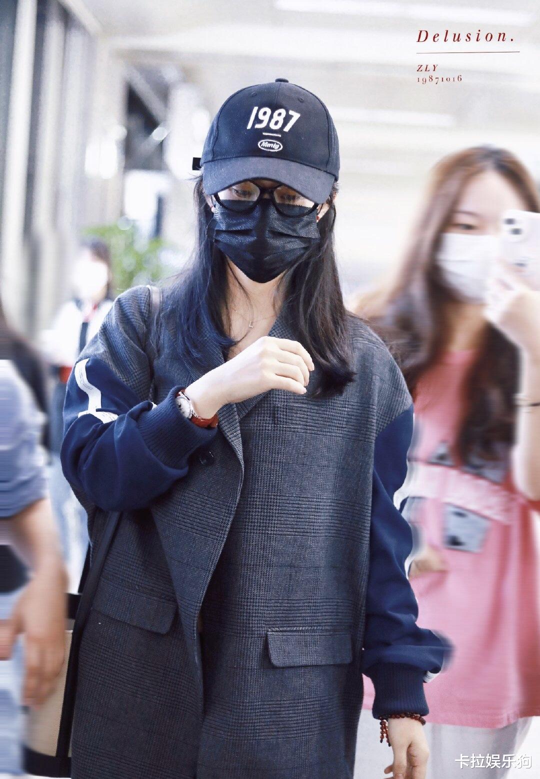 林志颖|赵丽颖现身机场小露马甲线，黑框眼镜好显嫩！素颜姐姐好piu亮啊