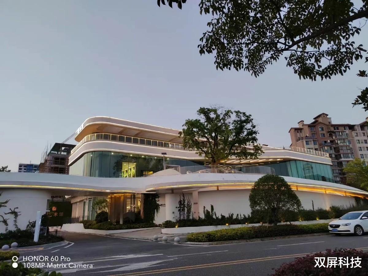 华为荣耀|从3699跌至2249，曲面屏+1亿像素+66W，从高端市场跌至中端市场