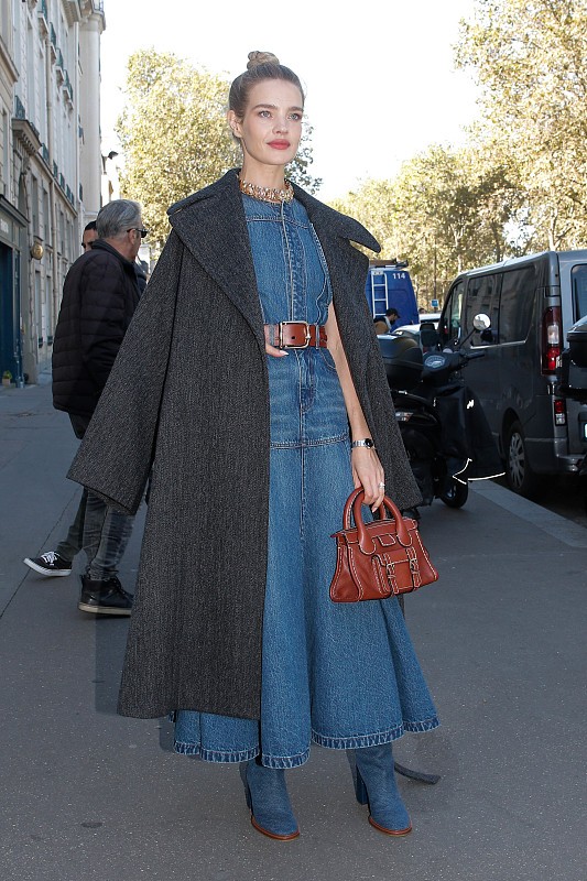 蓝色的服装一点都不普通,学lv太子妃这么穿,灰姑娘也能变公主