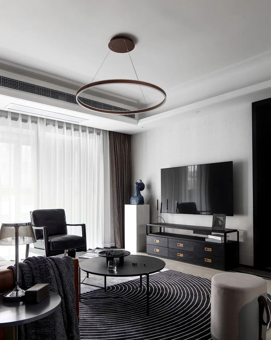 慵懒、随性:他家的暗黑系小四房,不仅动线灵活还秒变高级!