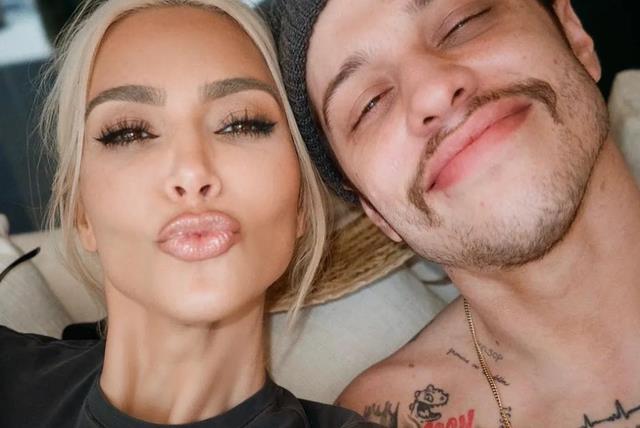 金·卡戴珊|41岁金卡戴珊秀恩爱，与男友嘟嘴自拍！罕见蹬腿撒娇，打情骂俏