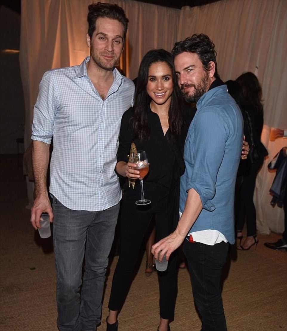 哈里王子|梅根离婚后火速交往安德鲁私生子，与前男友约会同一天，约哈里？