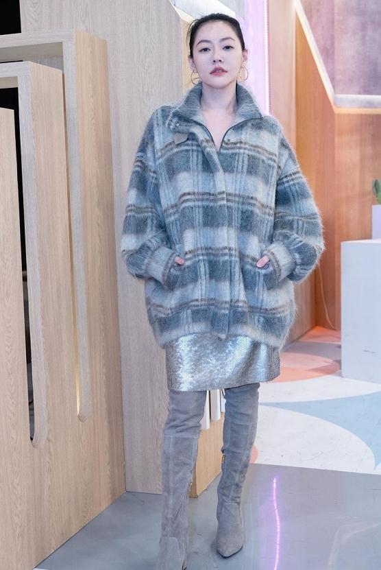 小S|小S深夜喝酒放松，床垫上放着许雅钧的外套，3个女儿点赞