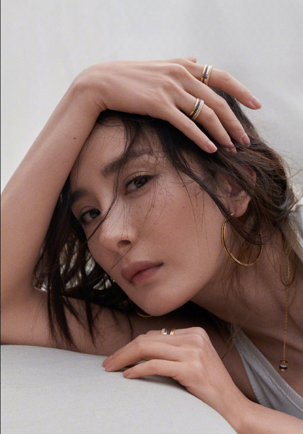 杨幂|杨幂画上了雀斑妆，微湿的头发加上雀斑，很是性感