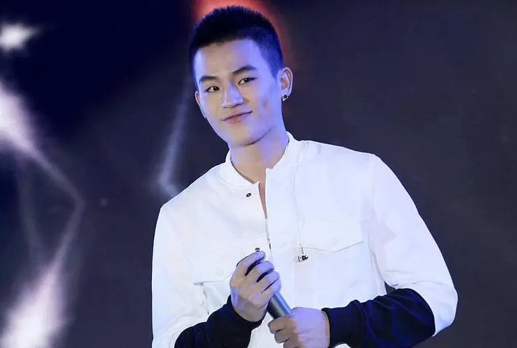 快乐男声|凭《快乐男声》大火，如今过气，四万请六个，给钱就出场