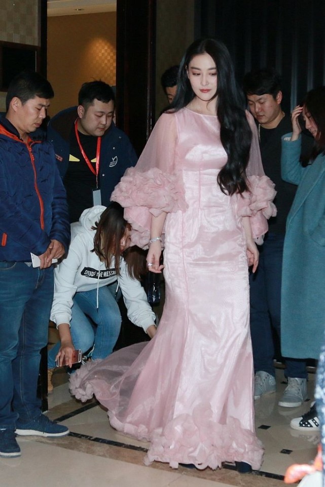 张馨予真是像“仙子”一样，一袭粉色缎面长裙好美，生图也抗打