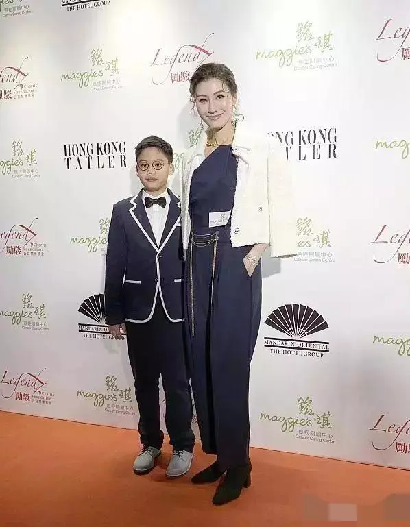 李嘉欣|李嘉欣自爆:和老公感情不和已分房睡十年,网友评论暴殄天物