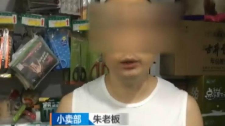 安徽合肥，几个烟草公司的人闯进朱先生开的小卖部，直接从冰柜顶上搜出两条假烟