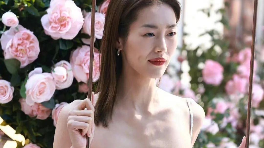 白鹿|最新活动图来了，众星齐穿白色，刘雯瘦出排骨胸，白鹿抹胸装惊艳